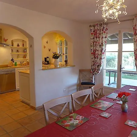 Sleeps 8 Pool Wifi Holiday home *