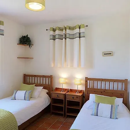 Sleeps 8 Pool Wifi Holiday home *