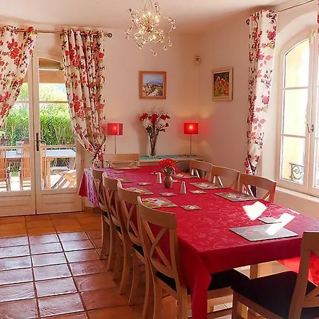 Sleeps 8 Pool Wifi Holiday home *